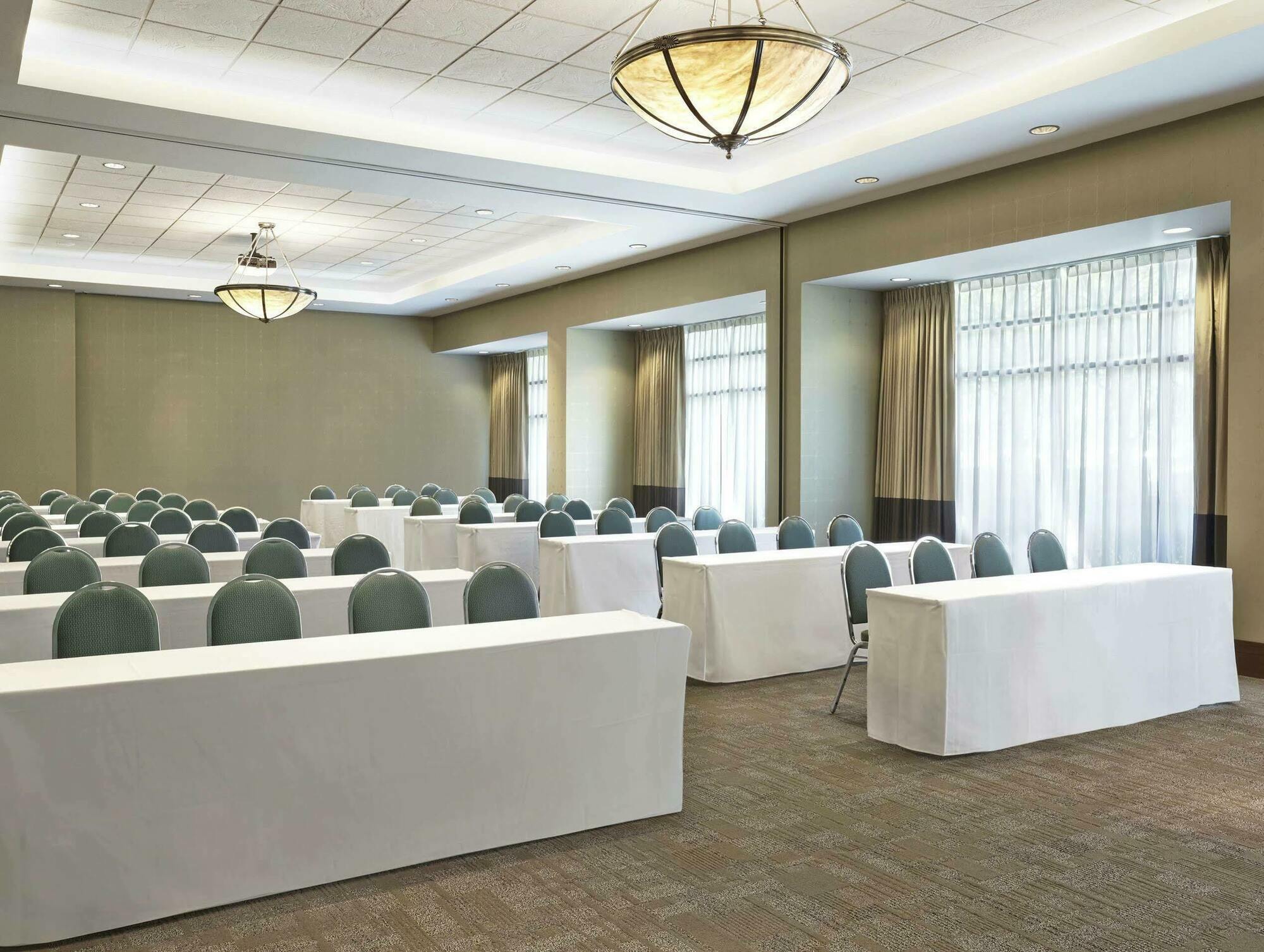 Grand Park Vancouver Airport, Ascend Collection Hotel
